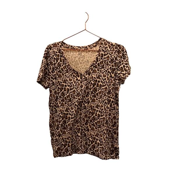 GAP Tops - Gap favorite tee tan leopard print short sleeved v neck size medium